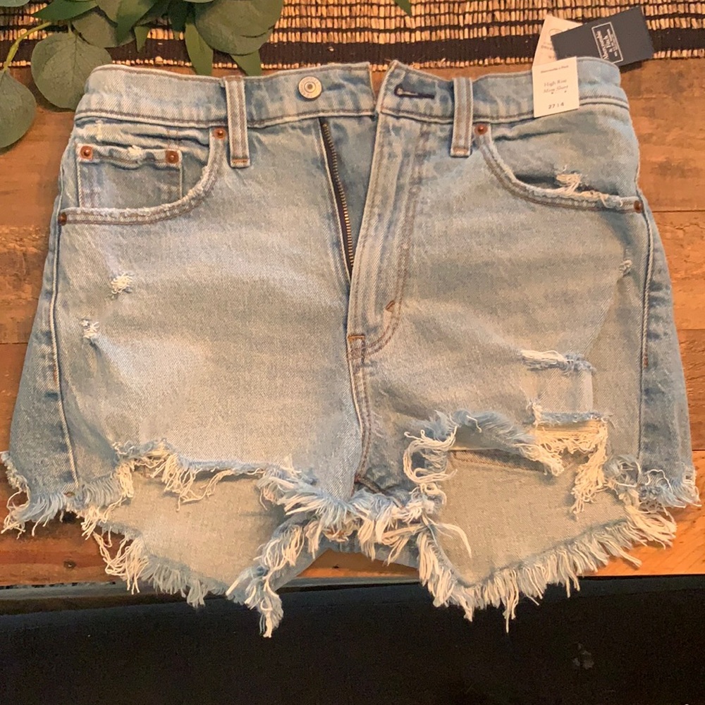 Abercrombie Mom Shorts. Size 27 (4).